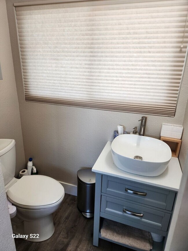 Building Photo - Beautiful home in a private country setting - Lots of light, Great Location.