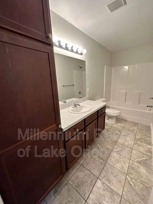 Building Photo - 2 Pleasant St