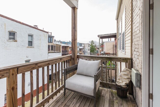 Building Photo - Stunning premium corner Townhome condo in the desirable Eckington neighborhood!