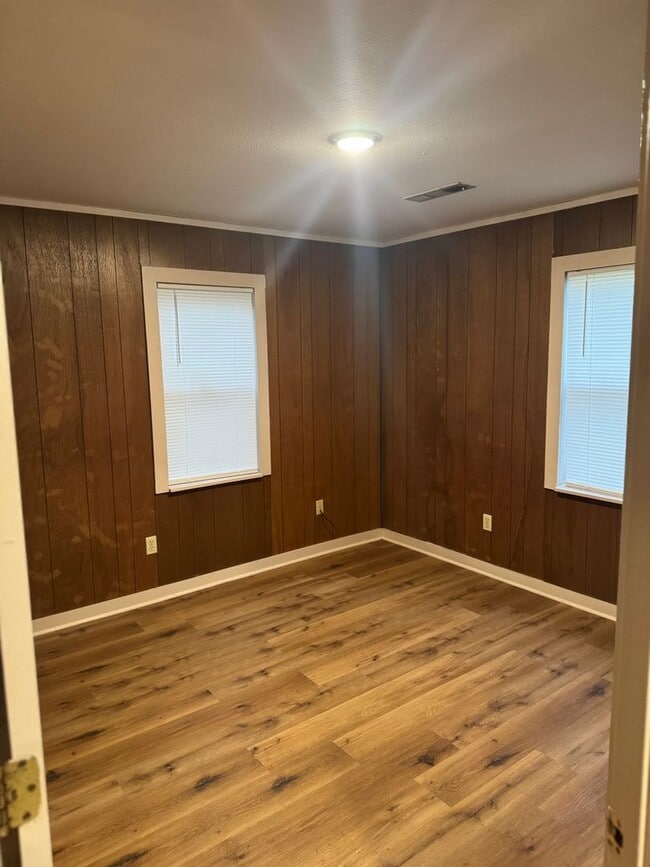 Building Photo - 2 Bedroom / 1 Bathroom Home with 1 Car Gar...