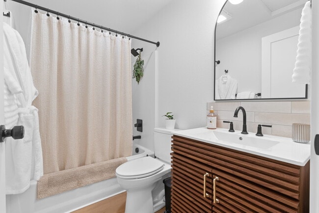 Building Photo - B Street