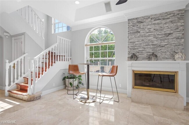 Building Photo - 4 br, 2.5 bath Townhome - 370 NE 7th Ave #...