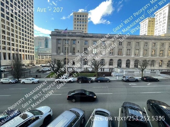 Building Photo - 1120 E Cliff Ave