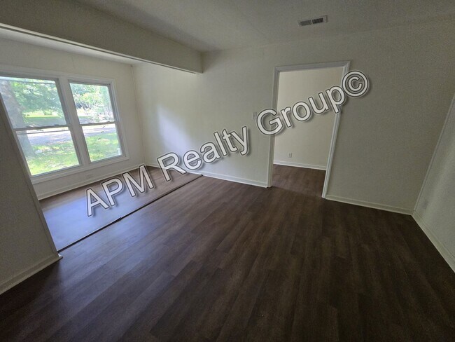 Building Photo - 27 Bethune Ct