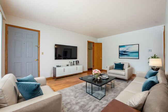 Building Photo - 2 Bedroom / 1 Bath Duplex with Private Basement and Washer/Dryer!