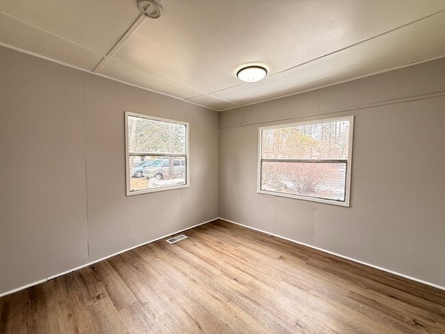 Building Photo - Updated 3 Bedroom House FOR RENT in Laurel Lakes $1550