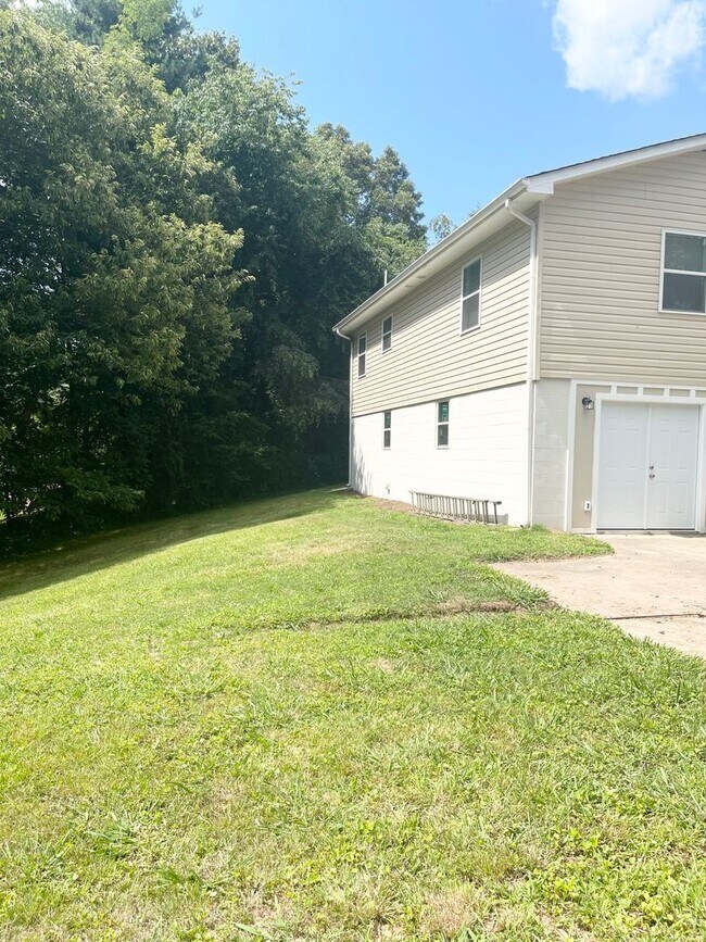 Building Photo - Adorable 3 bedroom 2 bath, great Candler l...