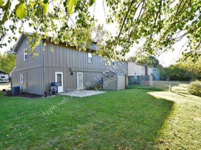 Building Photo - Adorable 3 Bed 2.5 Bath Duplex in Olathe-Available in JULY!!