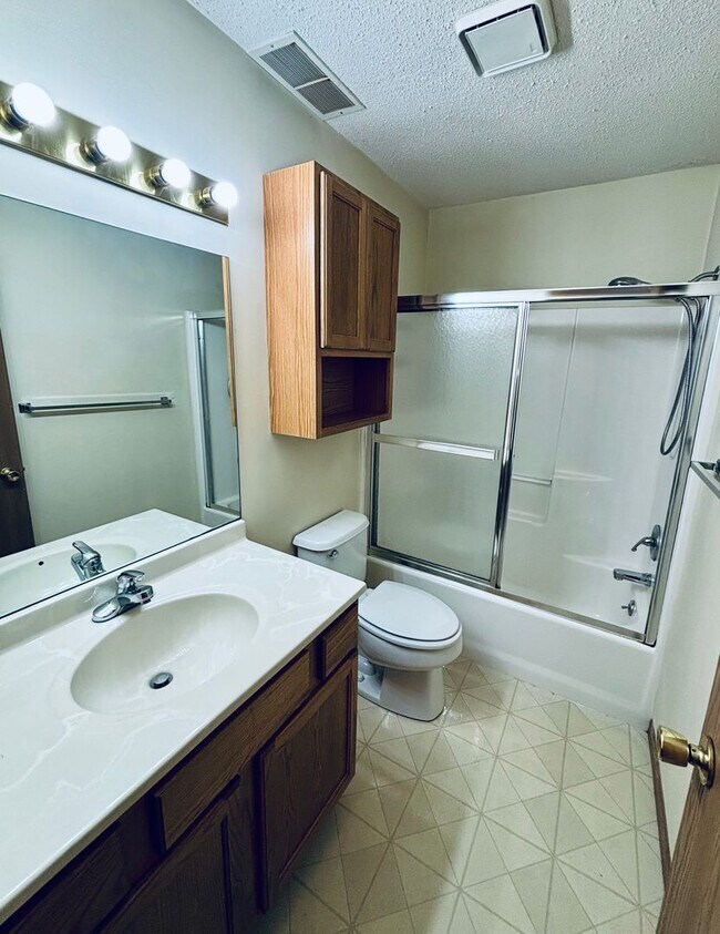 Building Photo - 4 Bed 2 Bath Centrally Located - Pre Leasing for the 2026/2027 School Year!