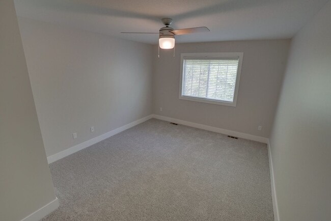 Building Photo - BEAUTIFUL End Townhome with Green Space!