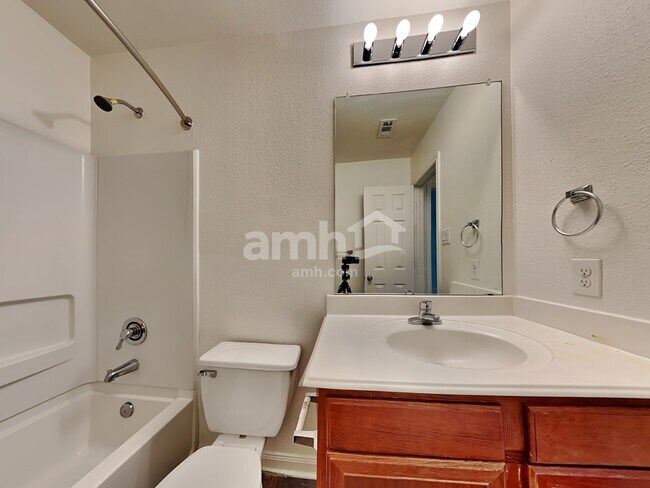 Building Photo - 10025 Quail Glen Dr
