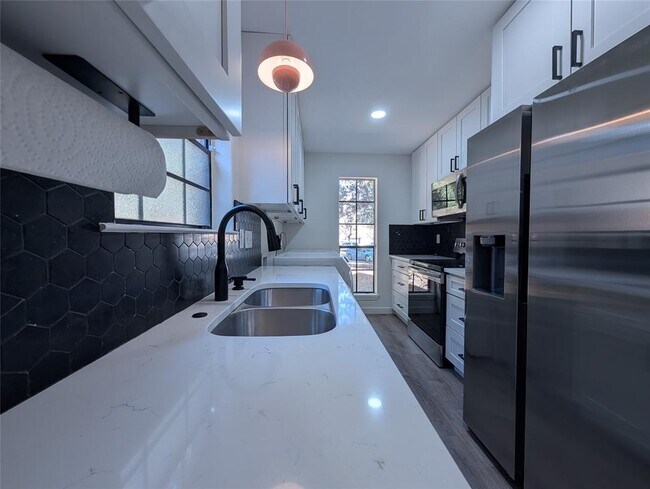 Building Photo - 1601 Faro Dr