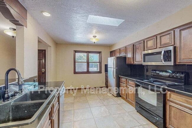 Building Photo - 501 Calle del la Angel