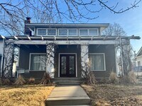 Building Photo - Centrally located 3-bedroom 2-bath