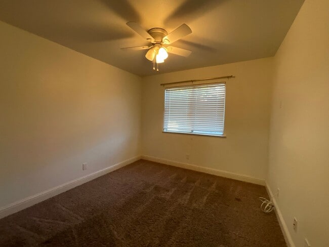 Building Photo - Updated 3 Bedroom 2 Bath Home in Fresno!