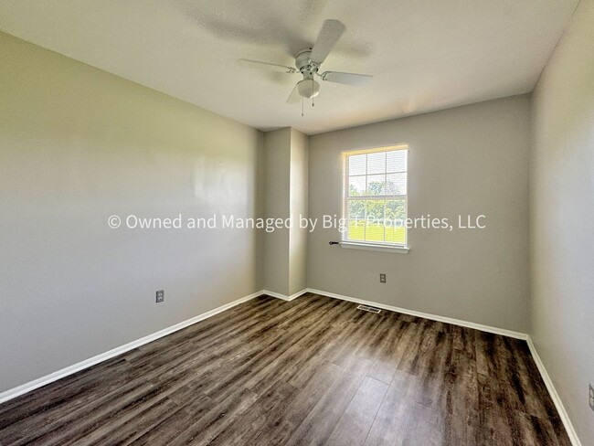 Building Photo - Large 3 Bed 2.5 Bath Completely Townhome i...