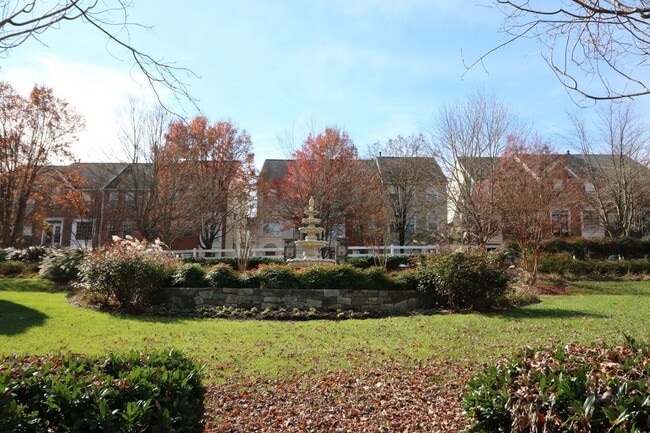 Building Photo - Spacious 2BD/2BA Condo with Balcony in Fou...