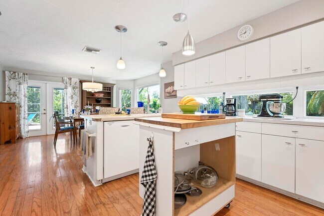 Building Photo - ** STUNNING 4 BEDROOM 2 FULL BATH/ 2 HALF BATH HOME WITH A PRIVATE POOL LOCATED JUST MINUTES FROM...