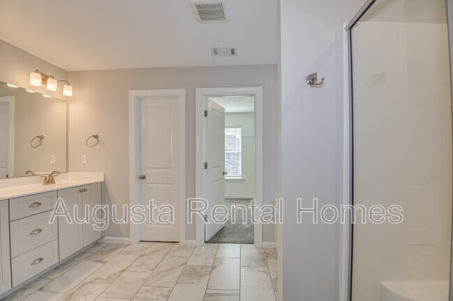 Building Photo - 909 Chesford Dr