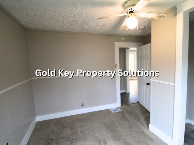 Building Photo - 4 BR 1.5 BA House with Central Air and Covered Porch (SECTION 8 APPROVED)