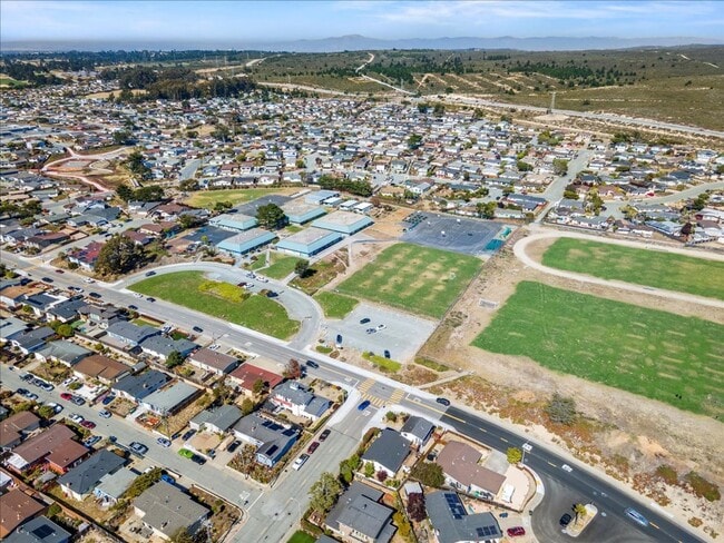 Building Photo - Upper Seaside four bedroom and two bath