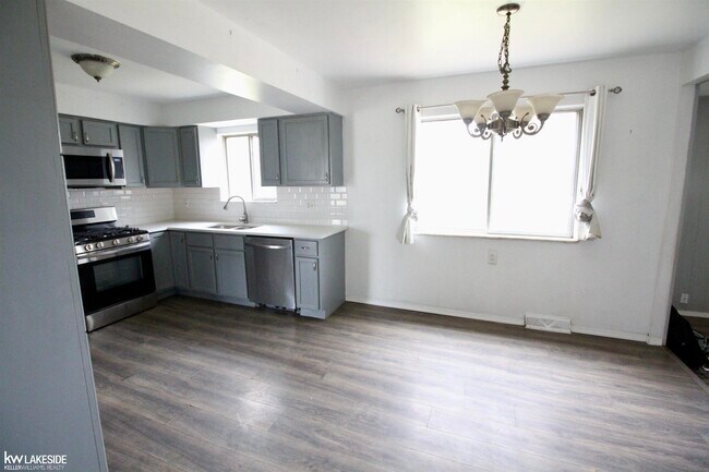 Building Photo - 18672 Beatrice St