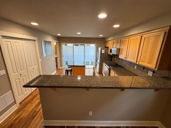 Building Photo - Amazing 2Bed/2.5 Bath Townhome in West Seattle!