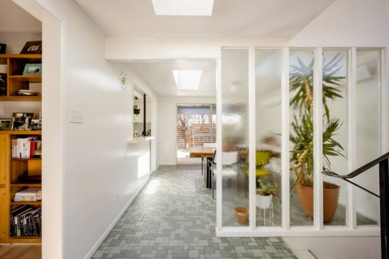 Building Photo - 2102 Mariposa Ave