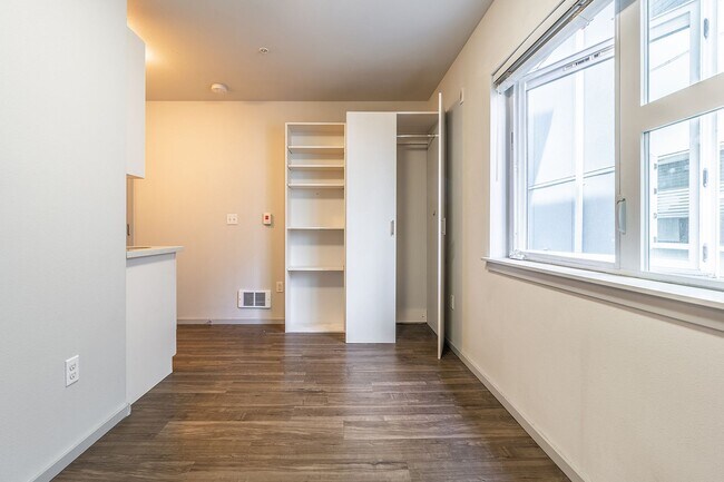 Interior Photo - 422 11th Ave - Amazing Studios!