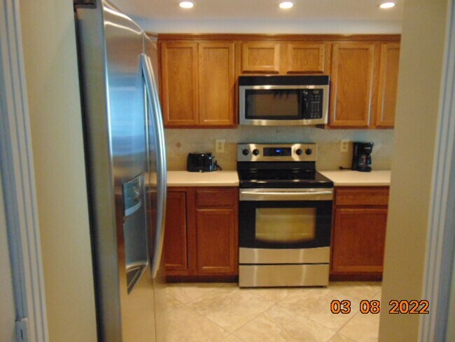 Building Photo - Views! Gorgeous, upgraded penthouse condo at The Breakers