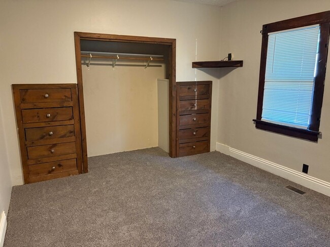 Building Photo - 4 Bedroom 2 Bath 1/2 Off First Months Rent!