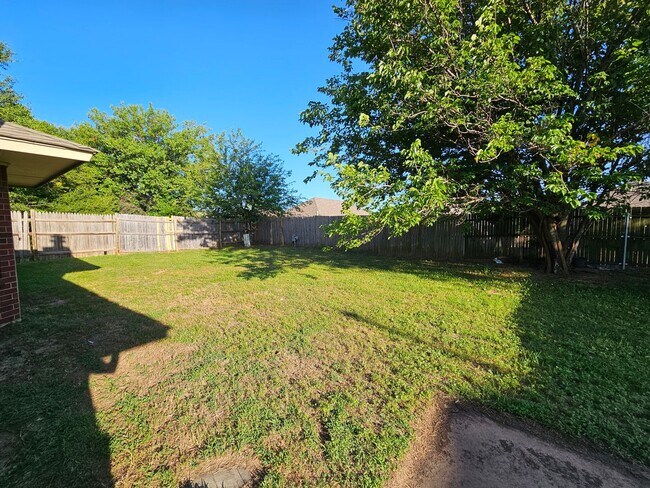 Building Photo - (3) Bed/(2) Bath Available NOW! Pet Negoti...