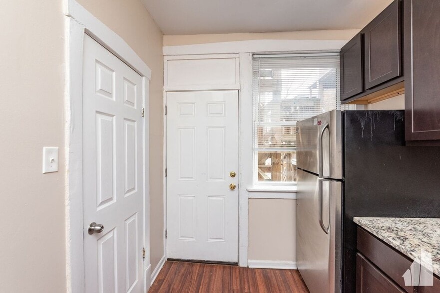 Building Photo - 3751 W Sunnyside Ave