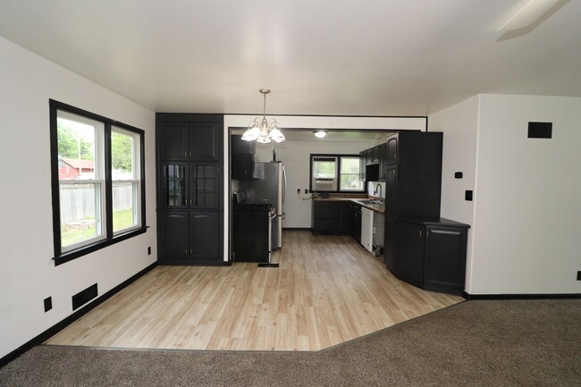 Building Photo - Spacious home for rent!