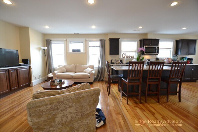 Building Photo - 35 Glencoe St