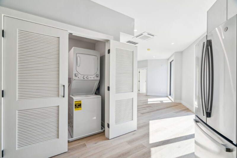 Building Photo - 3748 Lancaster Ave