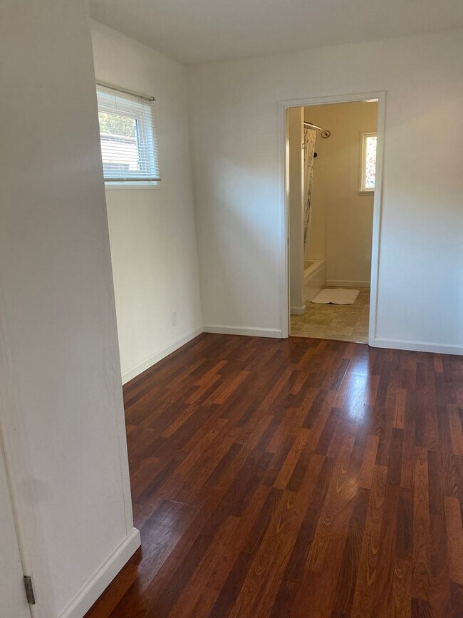 Building Photo - Charming 2 bedroom, 1 bathroom house with ...