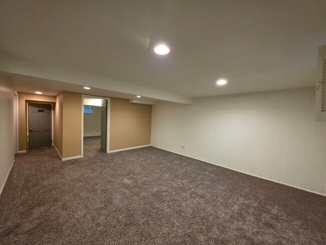 Building Photo - Massive 5 Bedroom Townhouse in Aurora