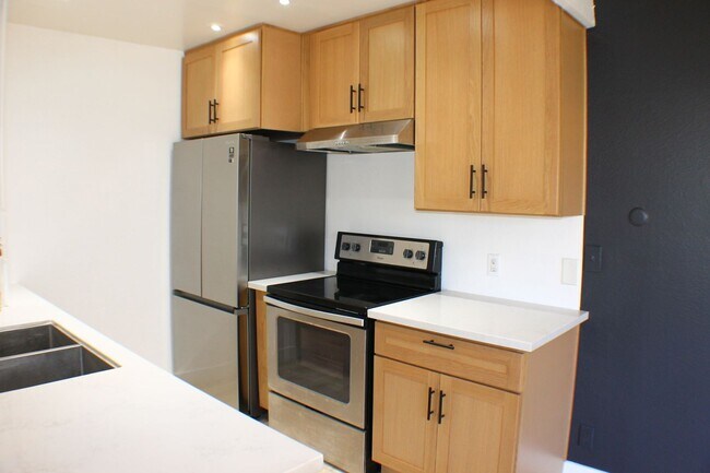 Building Photo - 1 bedroom Meadow Lane Condo available for ...
