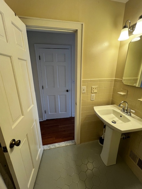 ACCESS BATHROOM FROM BEDROOM - 38 Millbrook Stillwater Rd