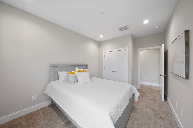 Building Photo - 8670 Easthaven Blvd