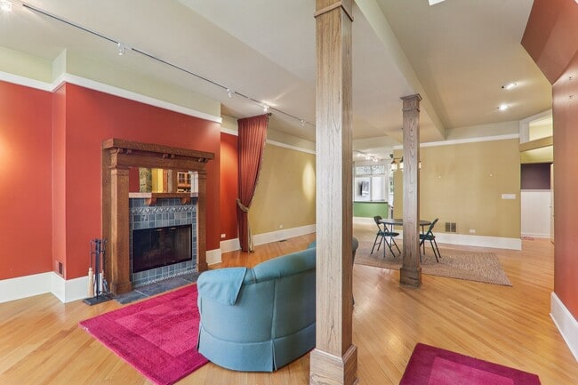 Building Photo - 1027 W Newport Ave