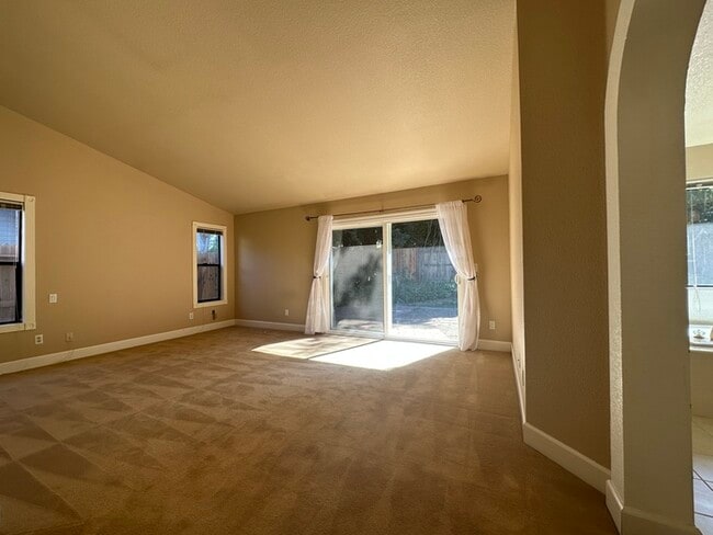 Building Photo - Beautiful 4 Bedroom Single Story For Rent in Gold River!