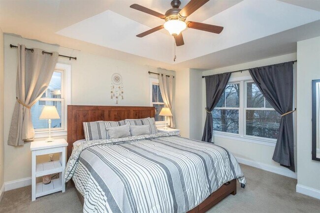 Building Photo - Spacious Townhouse with BONUS THEATER ROOM