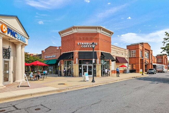Building Photo - Spacious, Private AND Convenient 2-Level C...