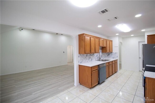 Building Photo - 18 Umbrellabird Ave