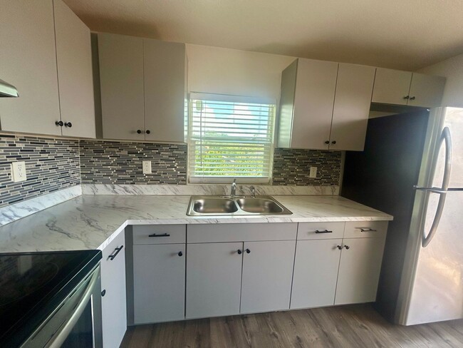 Building Photo - 2 Bedroom, 1 Bathroom Home! Offering 50% o...