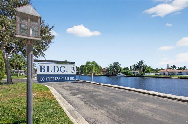 Building Photo - 130 Cypress Club Dr