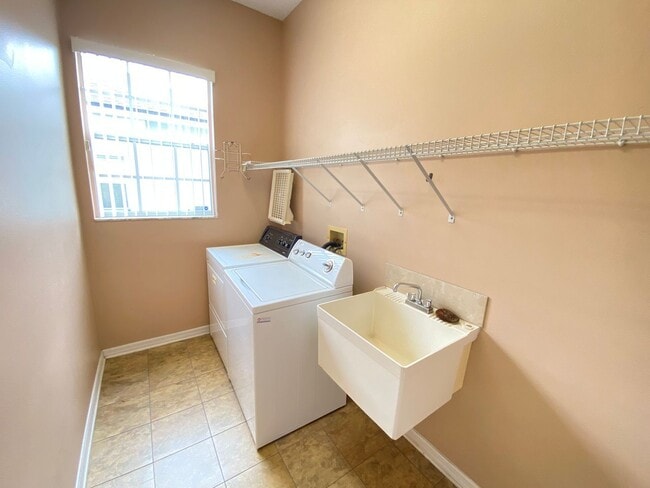 Building Photo - 3708 Molona Dr