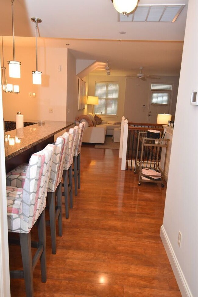 Building Photo - 3 bedroom 2 bath Ivy Quad Townhouse for lease